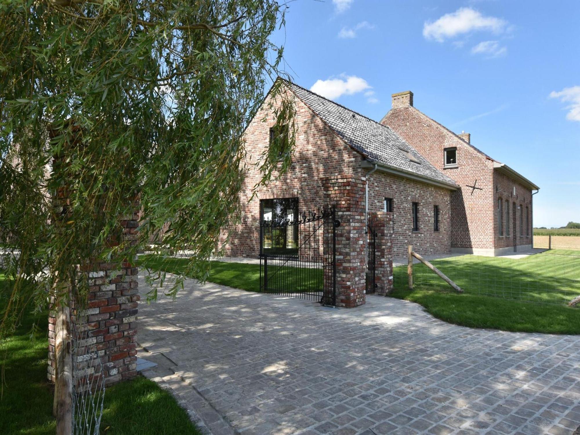 Spacious Holiday Home With Pond In Poperinge Roesbrugge-Haringe Buitenkant foto